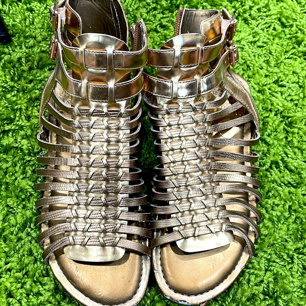 Vince Camuto gently worn hercule sandal 6.5